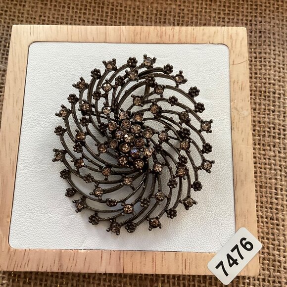 Simply Vera Wang Rhinestone Spiral Brooch Pin Jewelry With Crystal Stones & Meta - Picture 7 of 10
